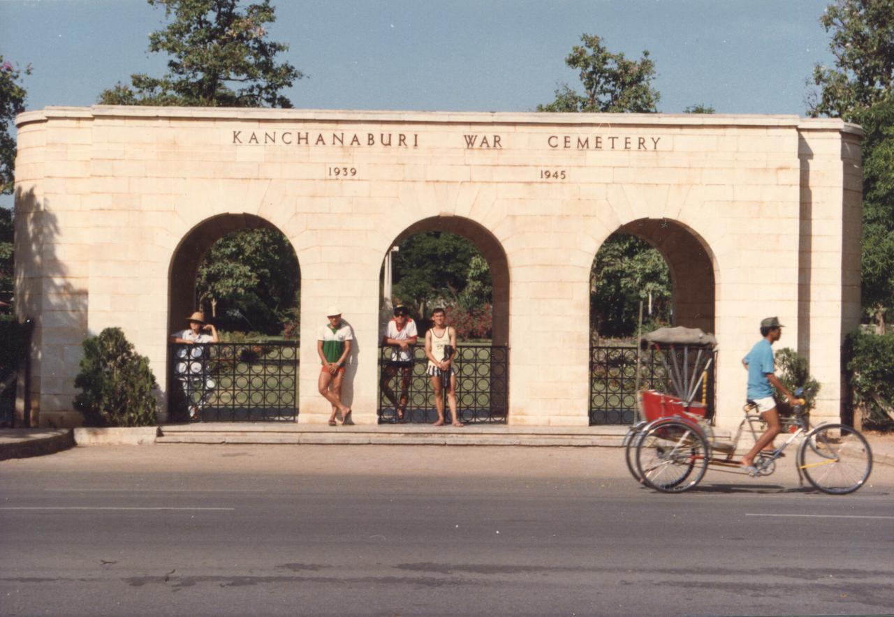 Bankaikow Hostel Kanchanaburi Buitenkant foto